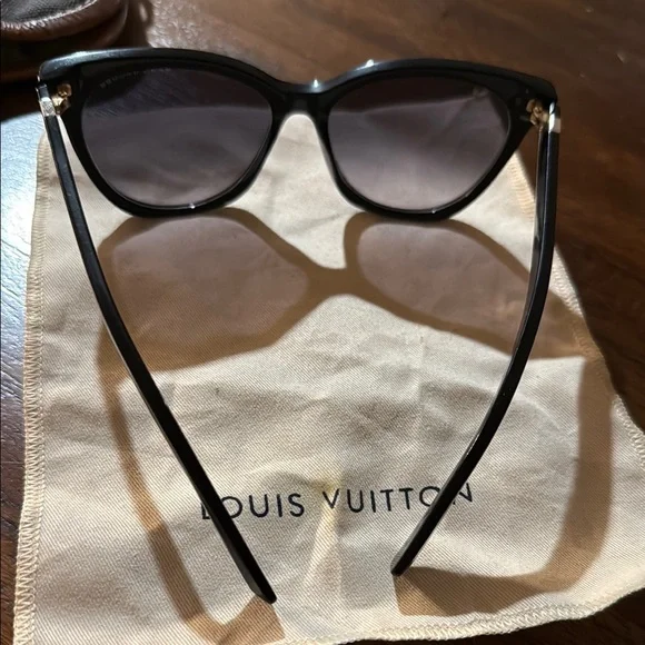 Marc Jacob’s Elegant Black Sunglasses - Picture 3 of 4